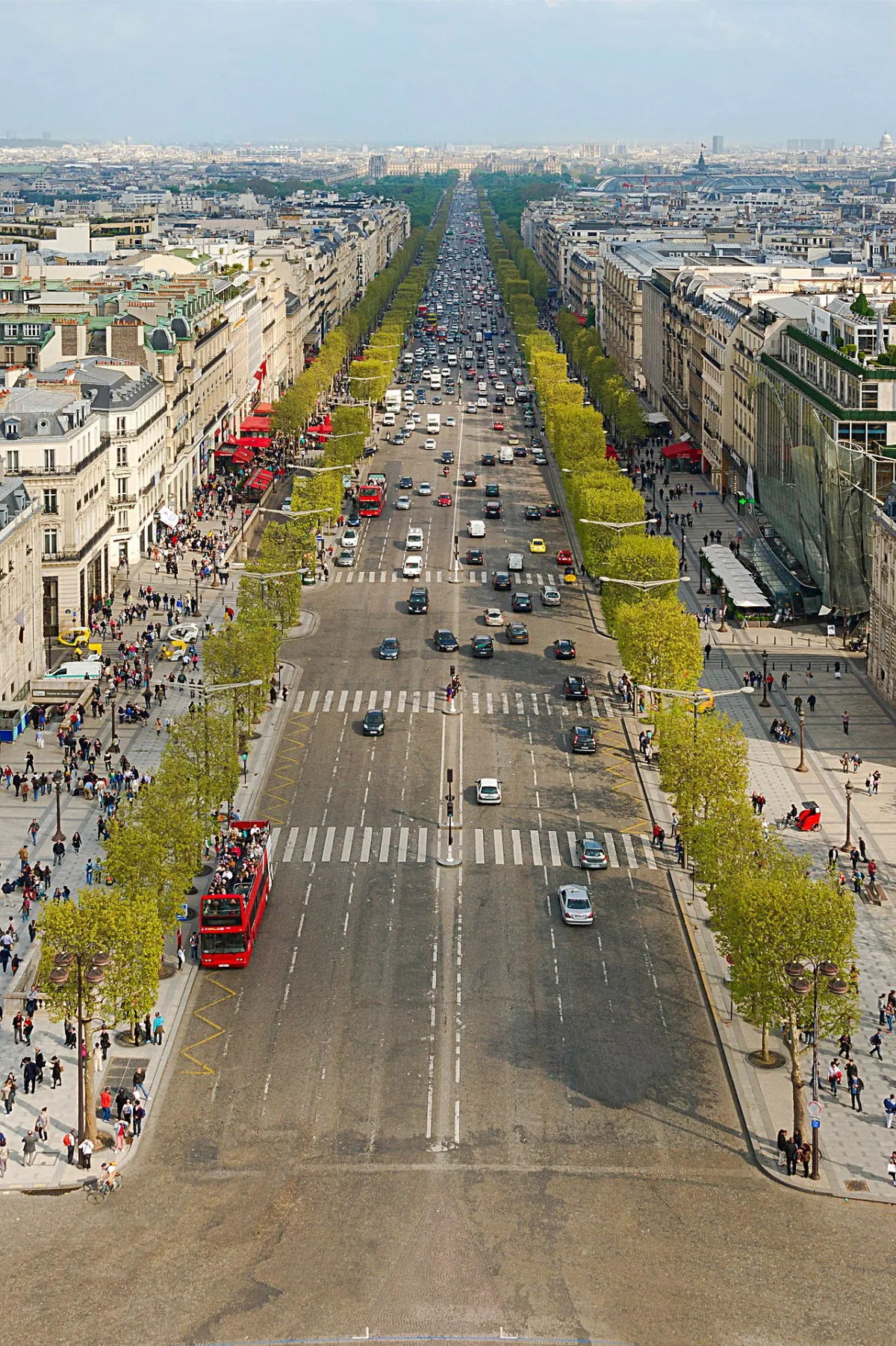 Uitzicht vanaf het dakterras van de Arc de Triomphe over de Champs-Élysées richting het Louvre