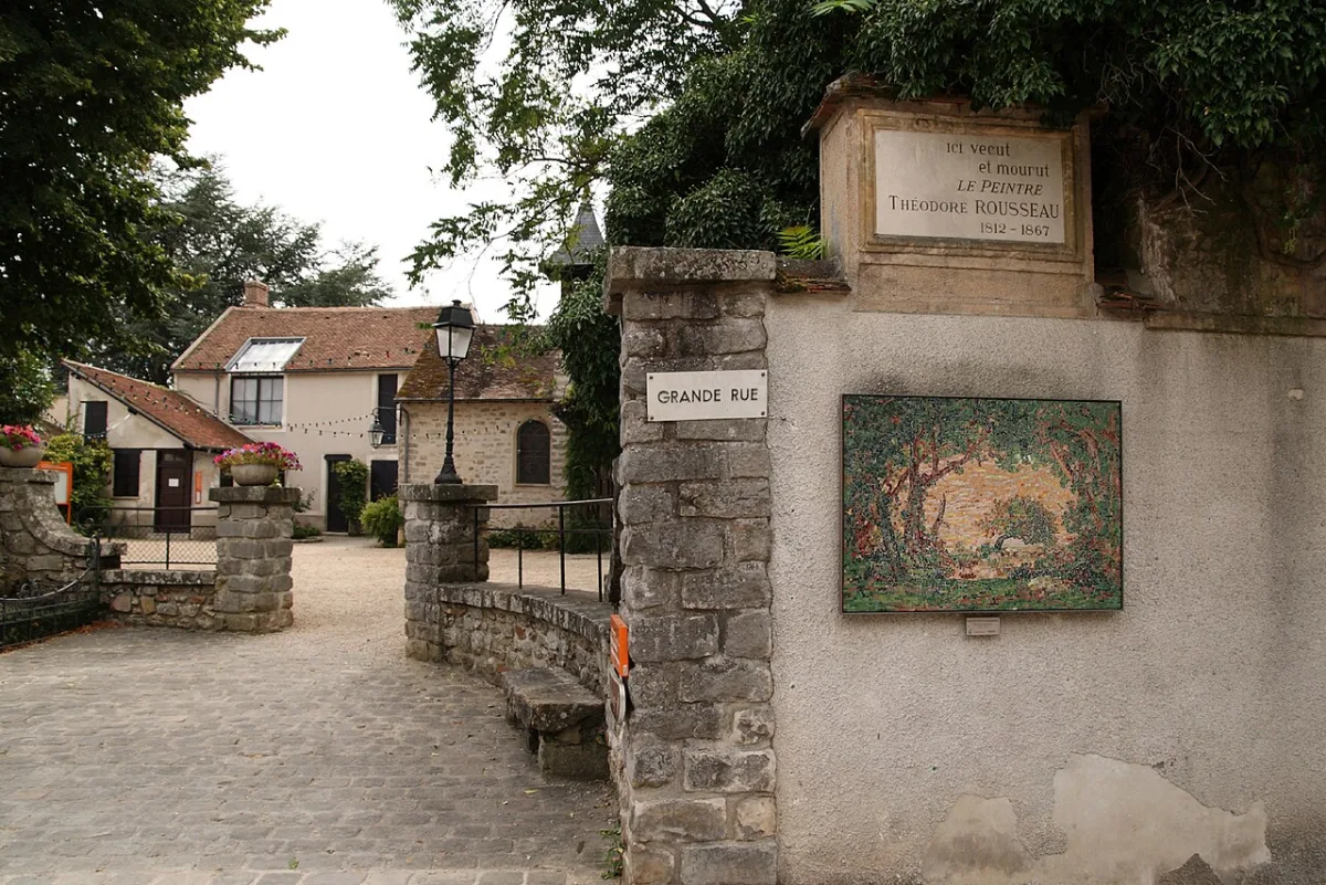 De Grande Rue in Barbizon met een gedenkplaat voor schilder Théodore Rousseau, die er woonde en stierf