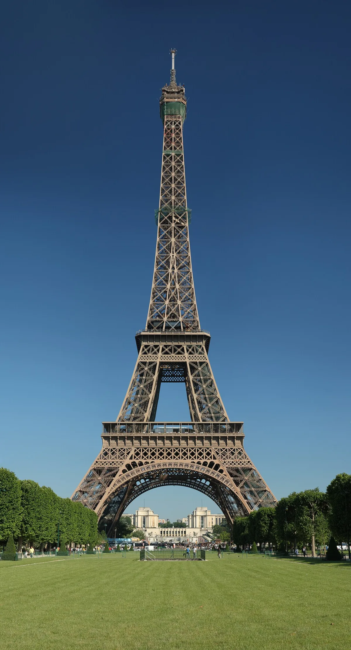 De Eiffeltoren in Parijs gezien vanaf het Champ de Mars