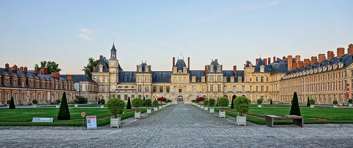 De hoefijzertrap aan de voorgevel van het paleis van Fontainebleau