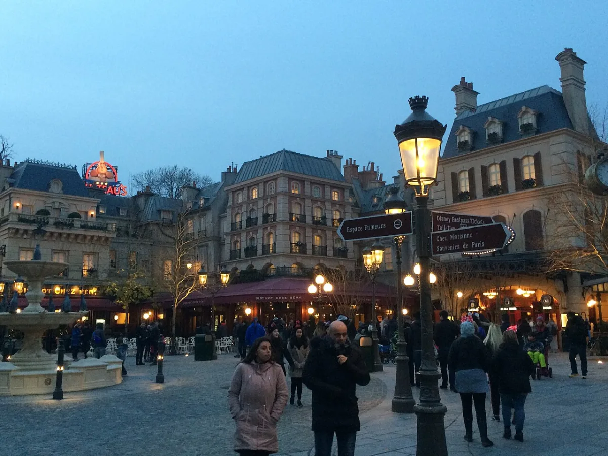 Het themagebied rond de Ratatouille-attractie in Disneyland Parijs bij avond
