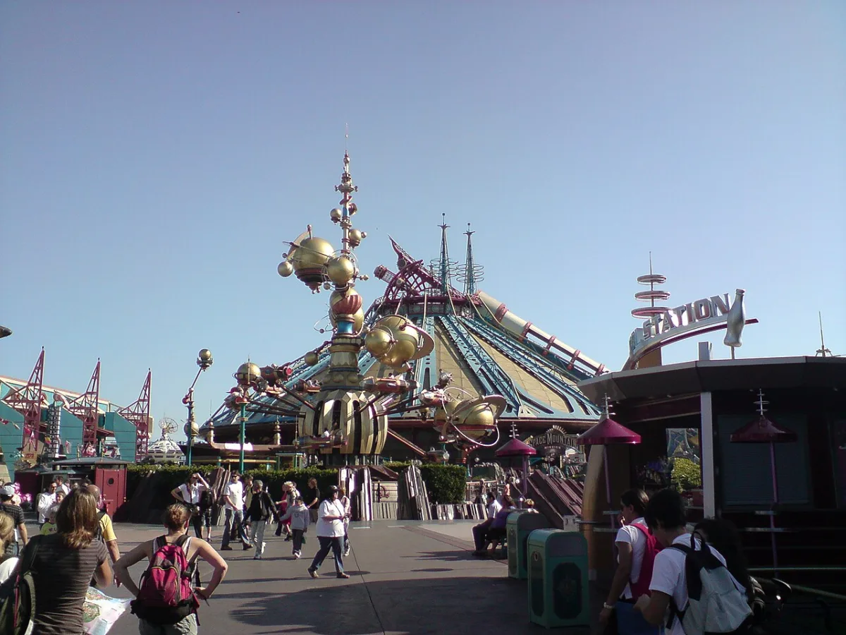 Een steampunk-draaimolen met Space Mountain op de achtergrond in Disneyland Parijs