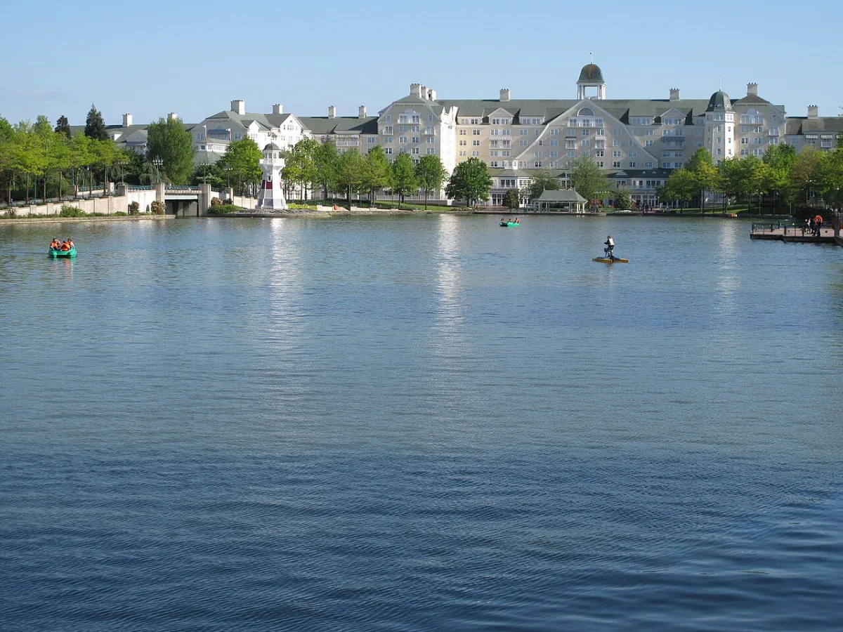 Disney's Hotel Newport Bay Club aan het meer van Disneyland Parijs
