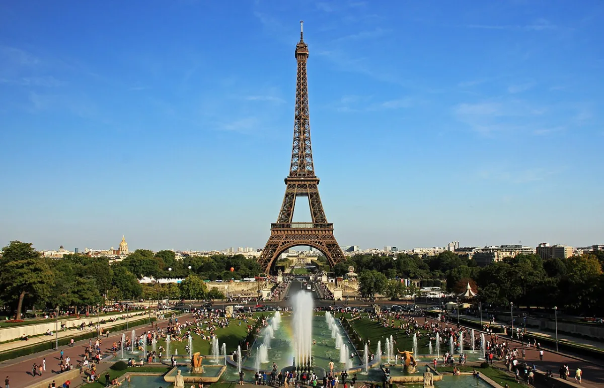 De Eiffeltoren overdag gezien vanaf de fonteinen van het Trocadéro