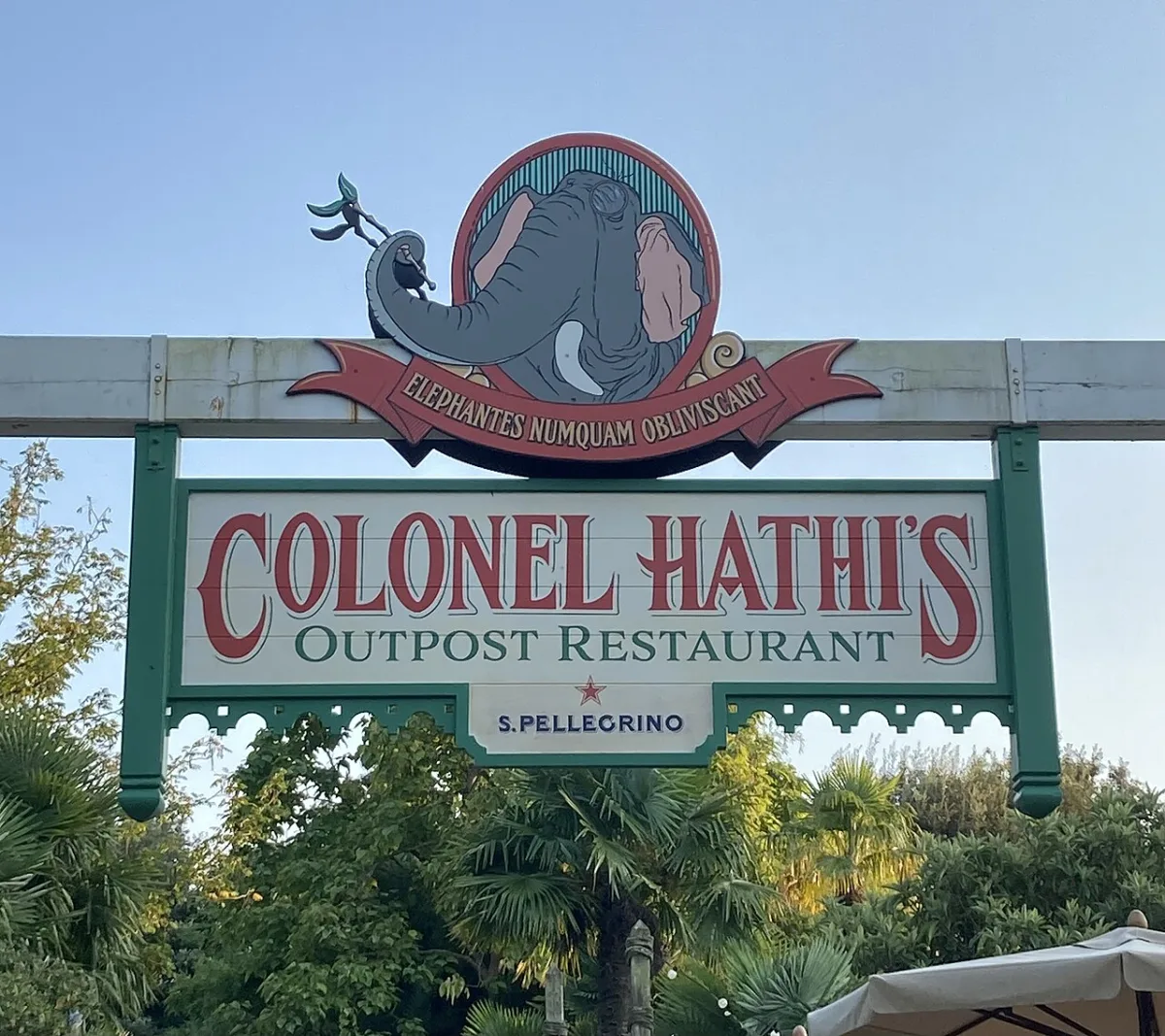 Het bord van Colonel Hathi's Outpost Restaurant in Disneyland Parijs