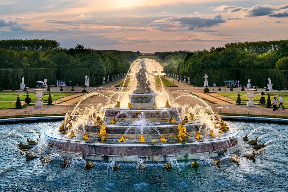 Het Bassin de Latone in Versailles met alle fonteinen in werking tijdens de Grandes Eaux Musicales