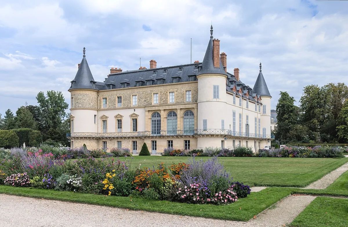 Het kasteel van Rambouillet met ronde torens, gezien vanaf het gazon met bloemperken
