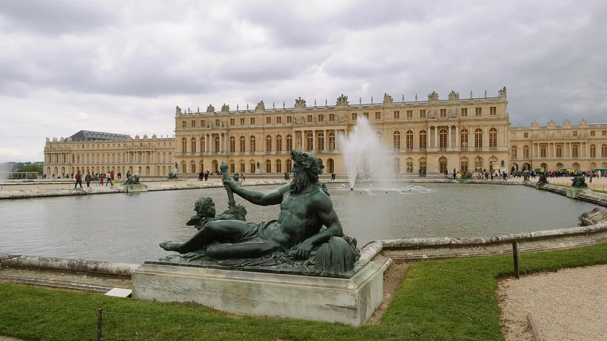 De tuingevel van het paleis van Versailles met een fontein en bronzen beeld