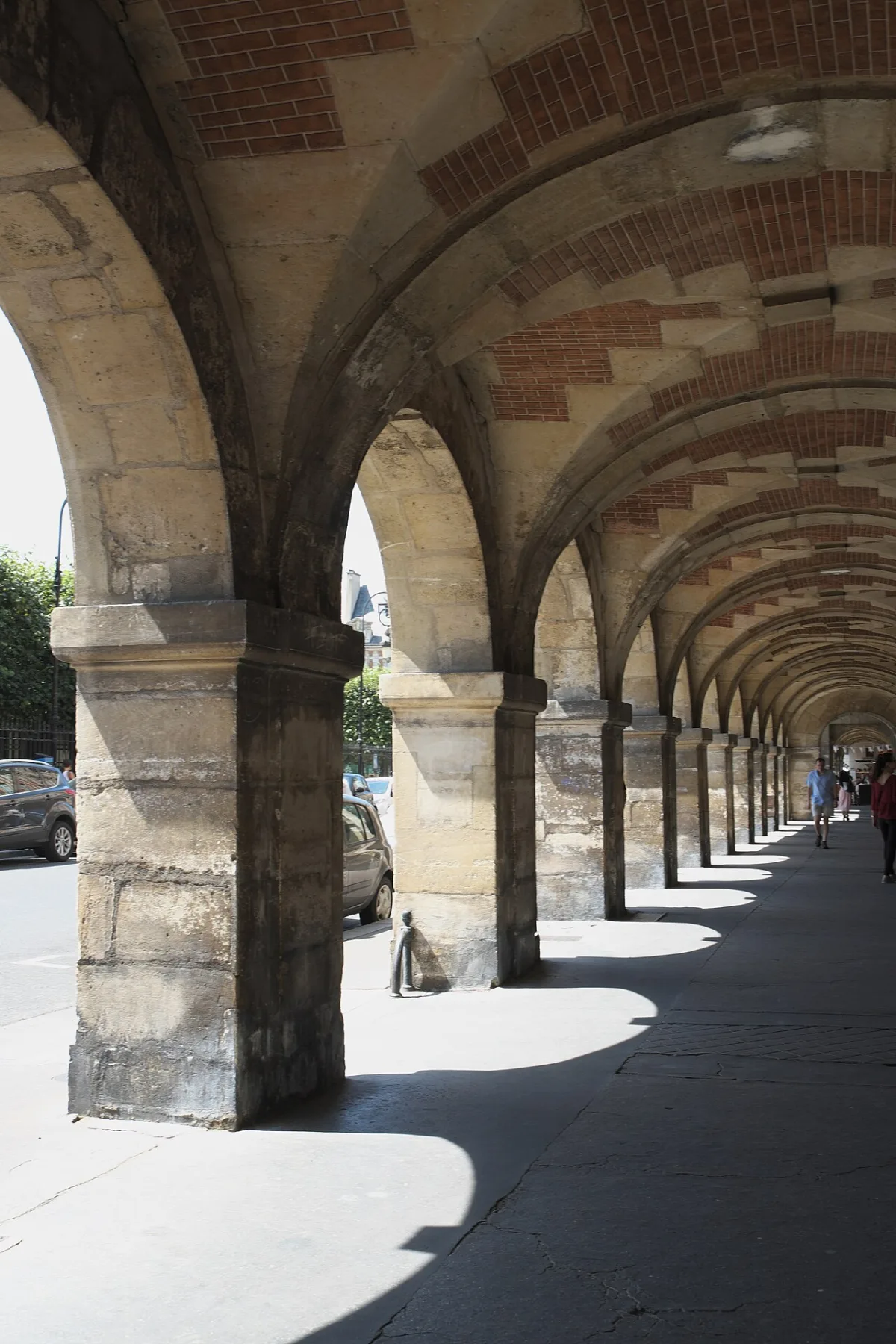 Arcadegalerij met gewelfde plafonds aan de Place des Vosges in Le Marais, Parijs
