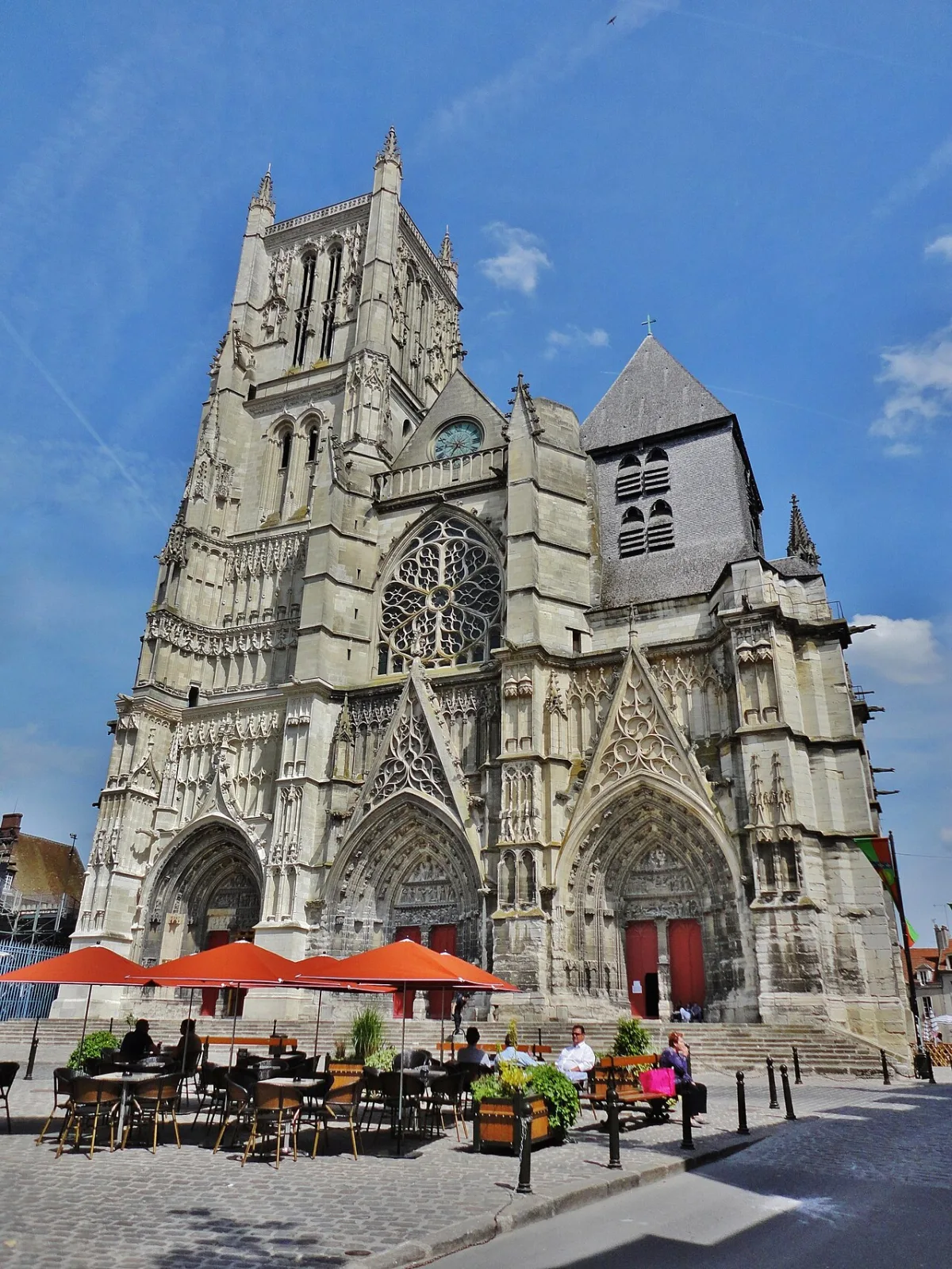 De westgevel van de kathedraal Saint-Étienne van Meaux met rozetraam en drie portalen