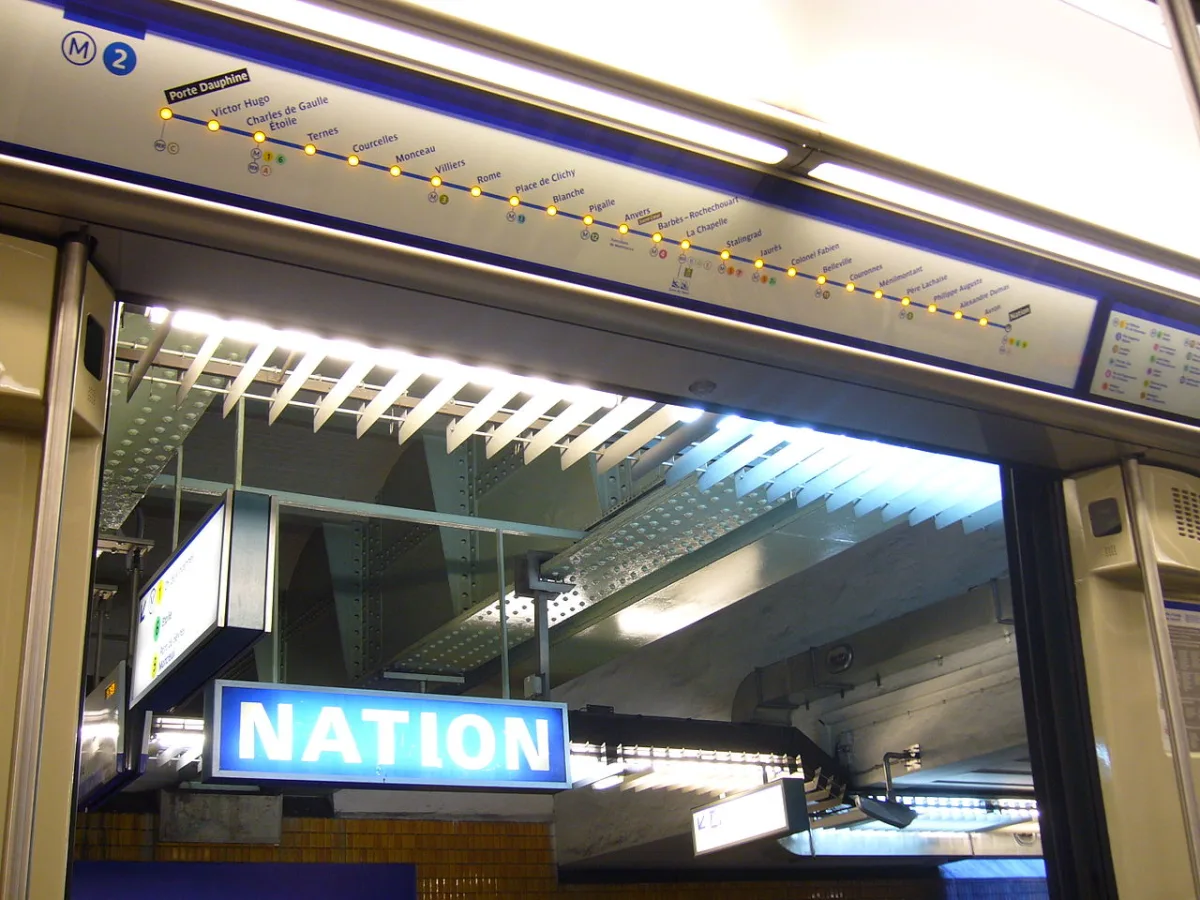 Een bord met de metrolijn en het station Nation in de Parijse metro