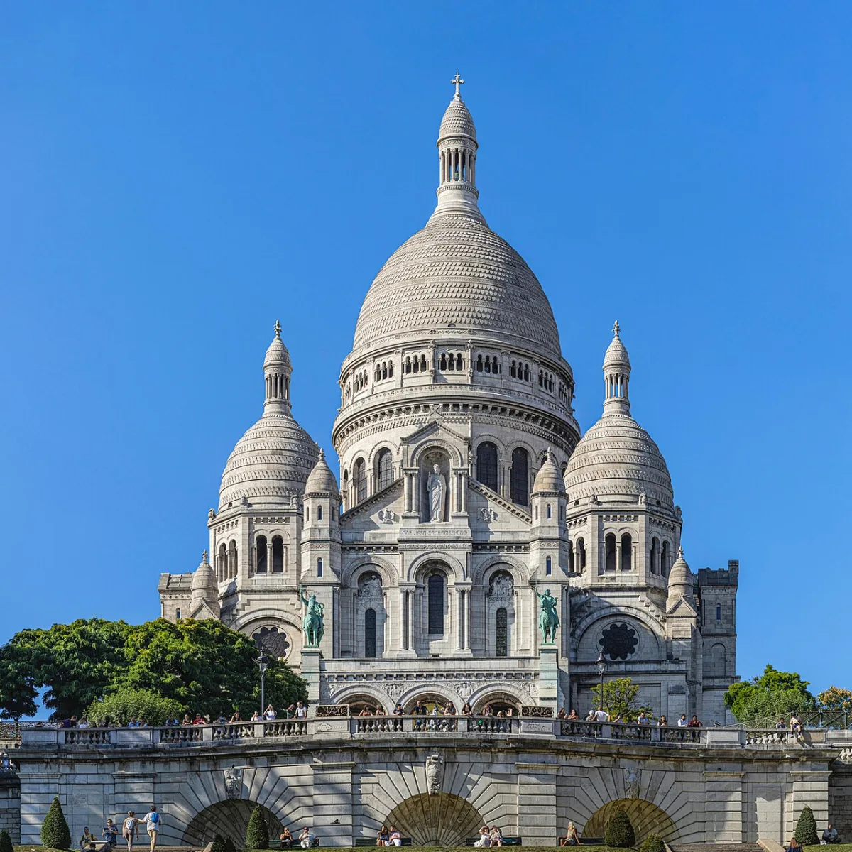 De zuidgevel van de basiliek Sacré-Cœur met de centrale koepel, gezien vanaf het trapplein in Montmartre