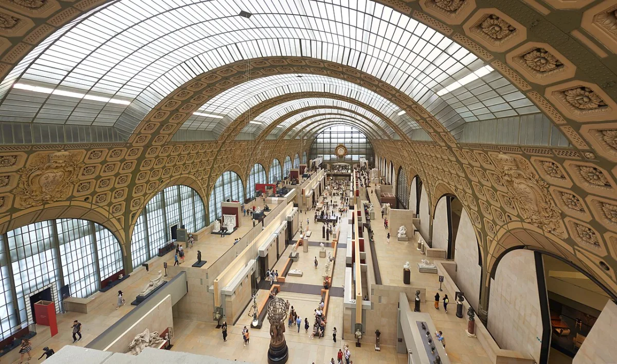 De centrale hal van het Musée d'Orsay met het grote uurwerk, gezien vanaf het bovenste niveau