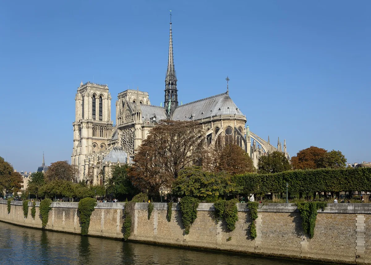 De kathedraal Notre-Dame de Paris gezien vanaf de overkant van de Seine met de herbouwde spits