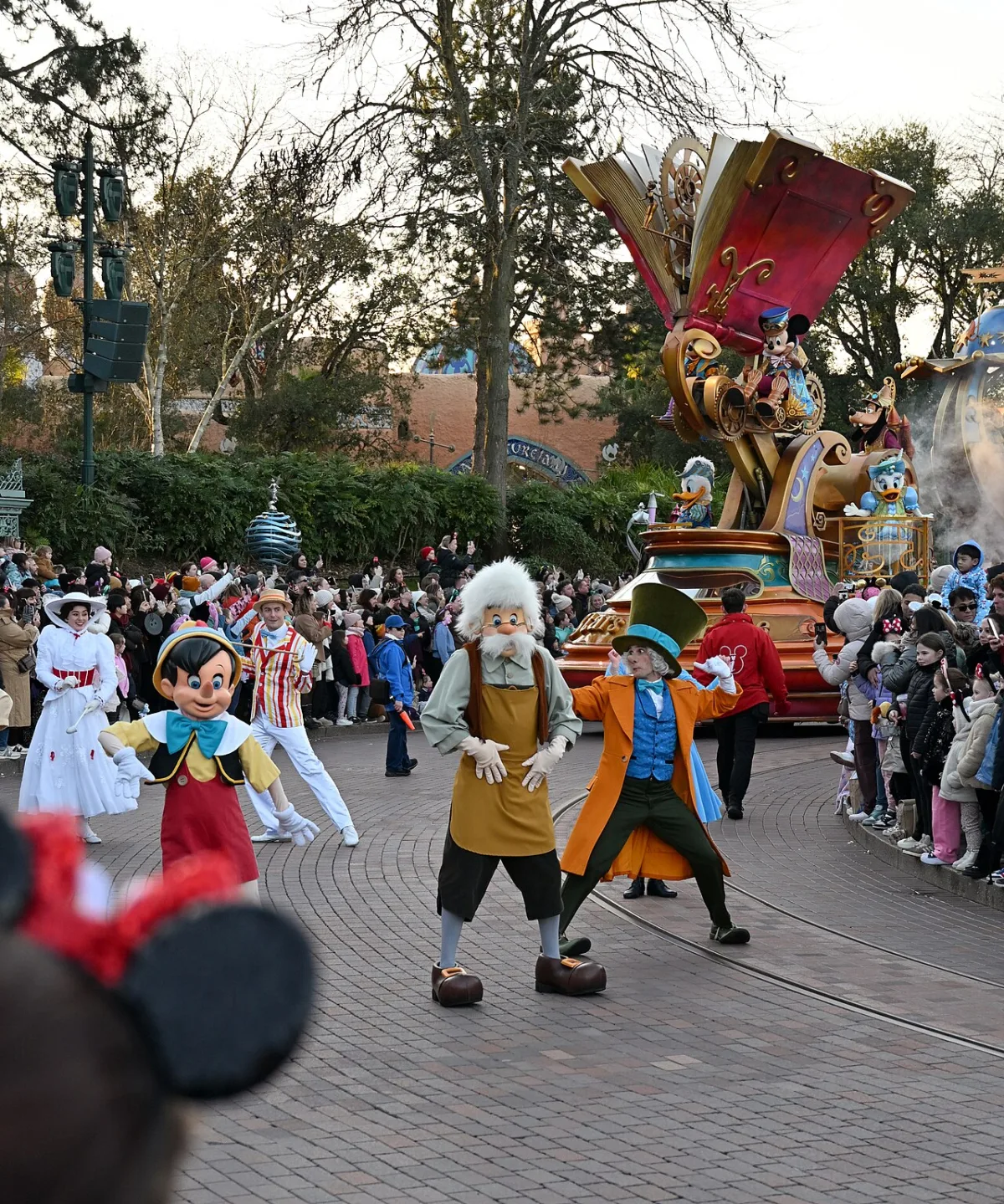 Personages in de Disney Stars on Parade in Disneyland Parijs met toeschouwers langs de route
