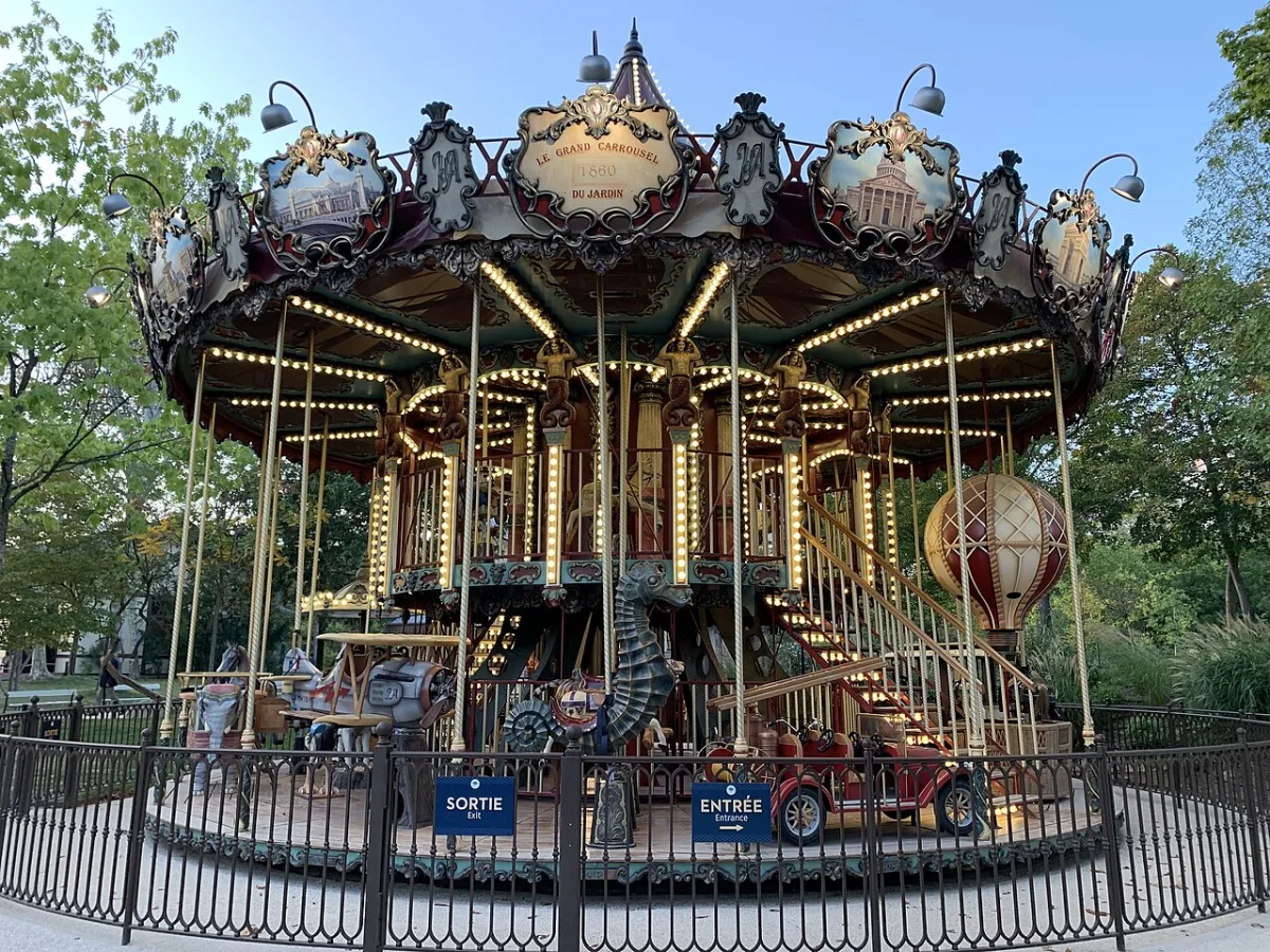 Het verlichte grote carrousel uit 1860 in het Jardin d'Acclimatation in Parijs
