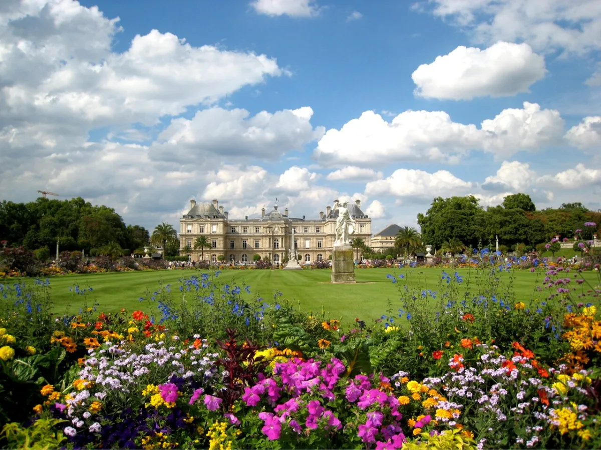 Bloemperken met op de achtergrond het Palais du Luxembourg in de Jardin du Luxembourg