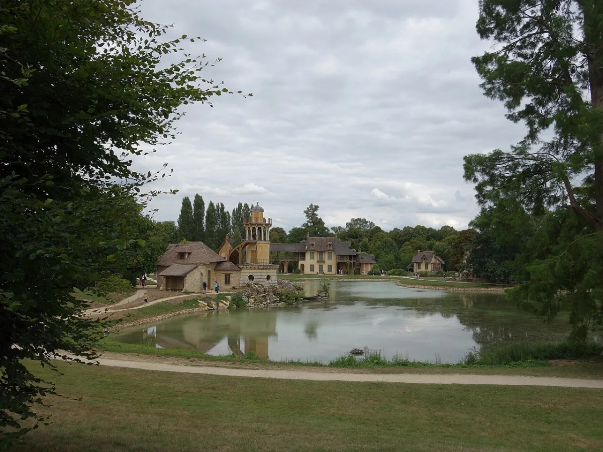 Het Hameau de la Reine bij Versailles met het Marlborough-torentje aan het meer