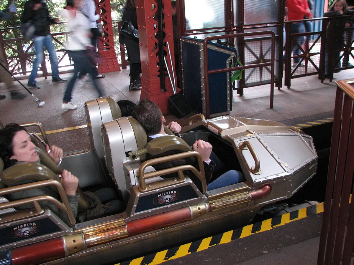 Bezoekers stappen in bij een attractie in Disneyland Parijs