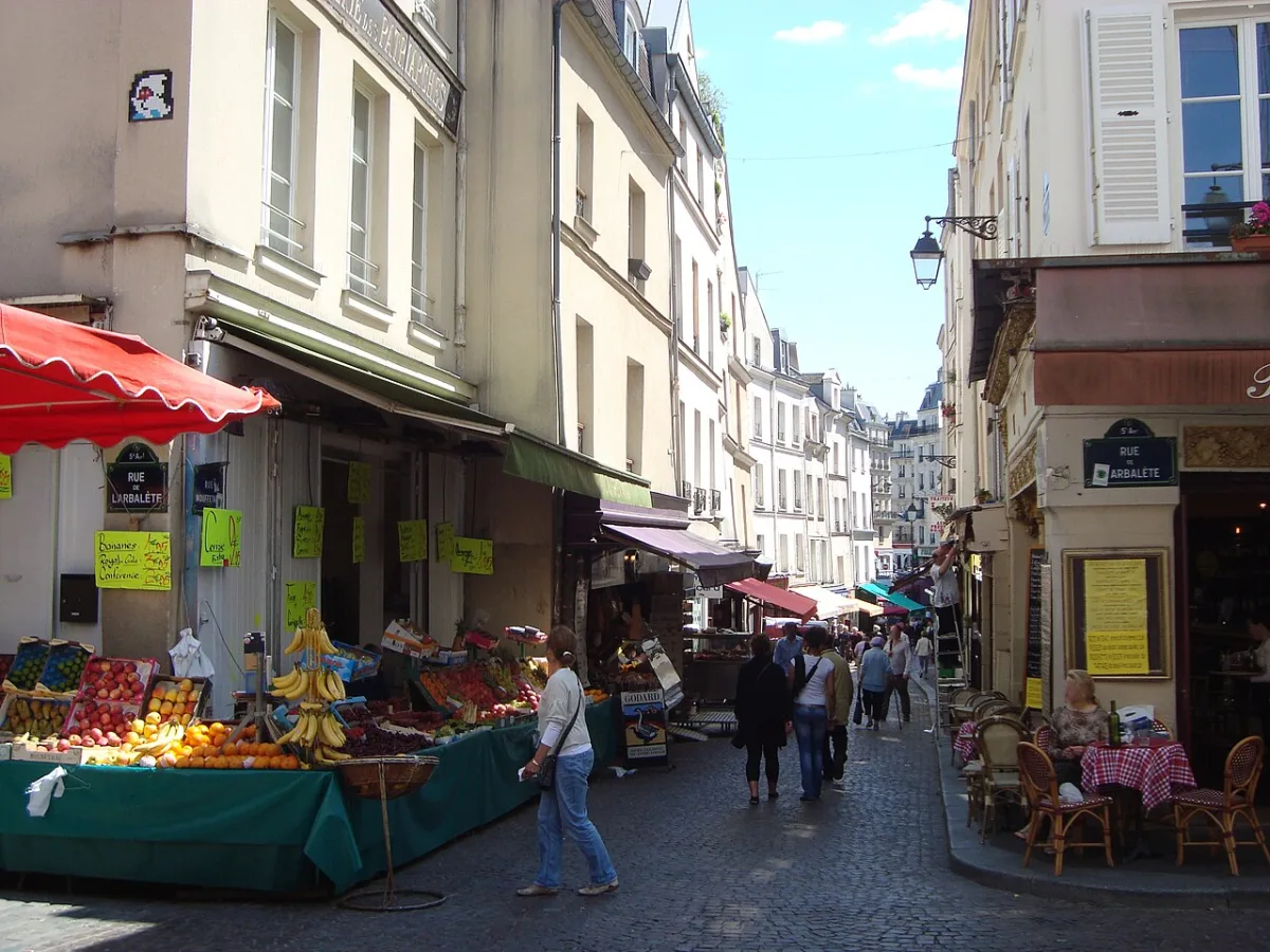 Kraampjes met groente en fruit in de smalle, hellende Rue Mouffetard in het Quartier Latin