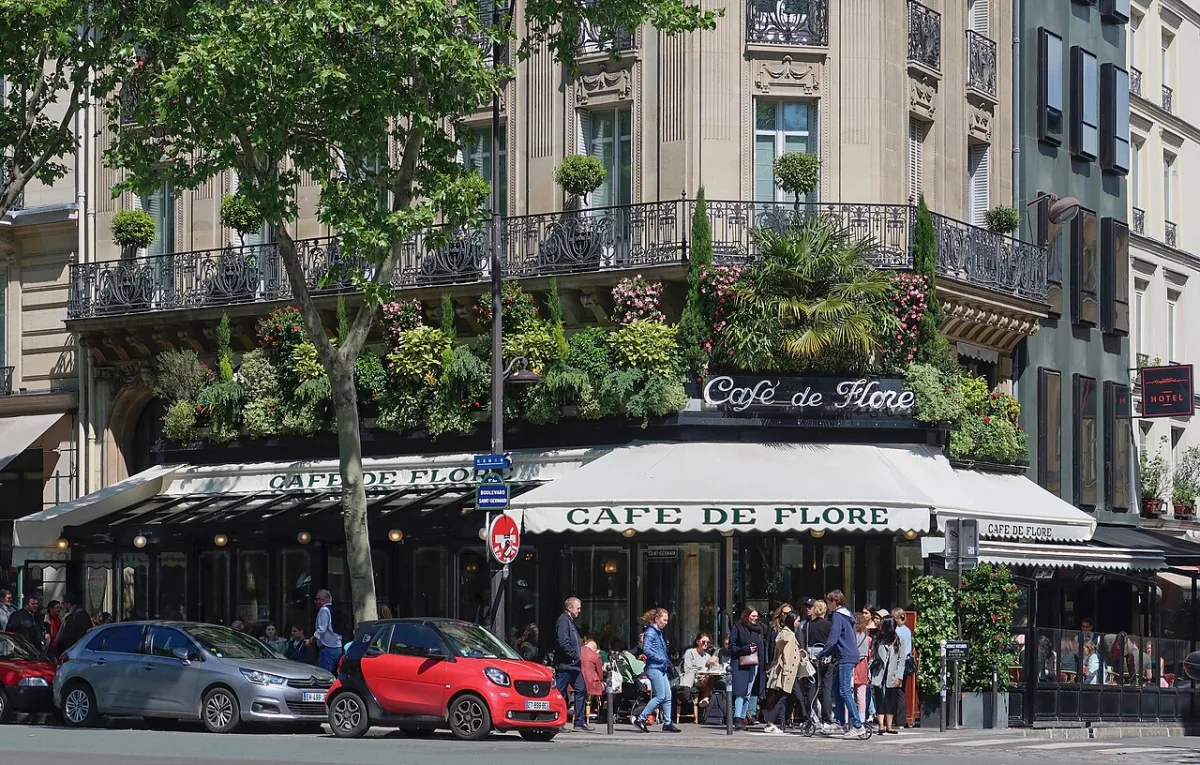 Het terras van Café de Flore aan de boulevard Saint-Germain in Parijs