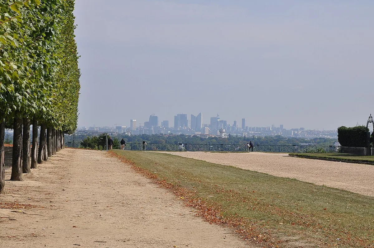 Met lindebomen omzoomd wandelpad op de grande terrasse van Saint-Germain-en-Laye met uitzicht over de Seinevallei richting Parijs