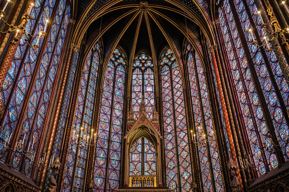De glas-in-loodramen van de bovenkapel van de Sainte-Chapelle in Parijs