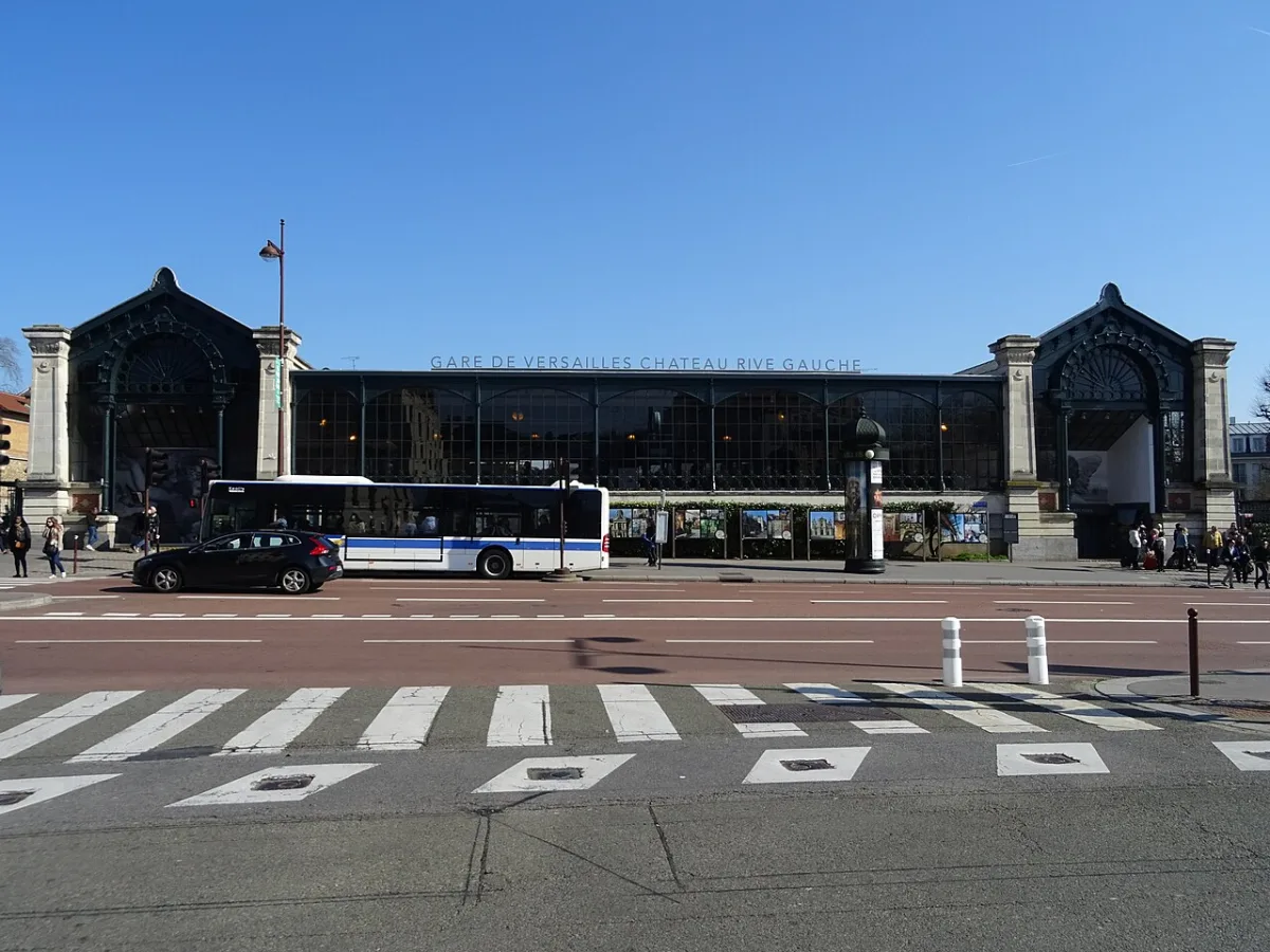 De glazen voorgevel van station Versailles Château Rive Gauche