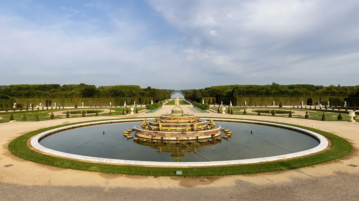 Panoramisch zicht op het Bassin de Latone en de tuinen van Versailles vanaf het terras van het paleis